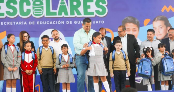 Entregan más de 600 mil kits de útiles escolares