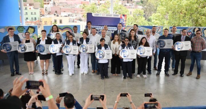 Entregan a 20 dependencias insignia de plata Planet Youth