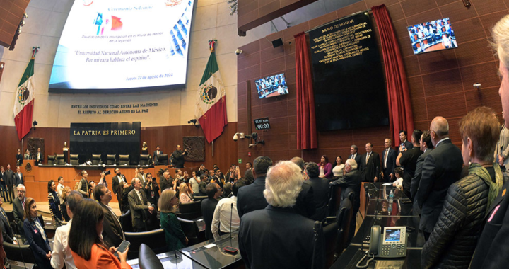 La UNAM, en letras de oro, en el Muro de Honor del Senado de la República*