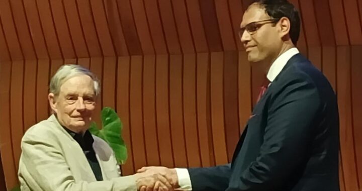Otorga la AMC y el IMSA premio a la investigación matemática a egresado UG
