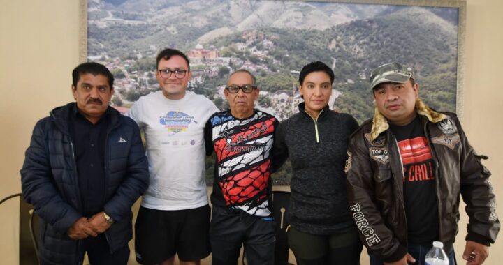 Realizan carrera ciclista para recaudar fondos para viajar al triatlón en España