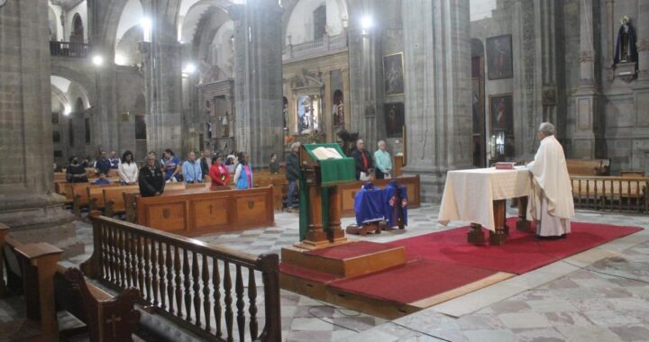 CELEBRA MISA EL PADRE POLLO EN MEMORIA DE FERNANDO VALENZUELA