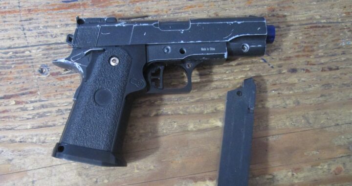 Detienen a pareja por portación de arma de postas