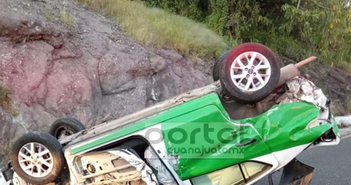 Dos heridos en volcadura de taxi