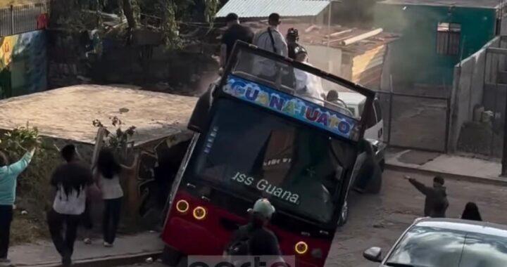 Se les va el turibus donde viajaba Santa Fe Klan y choca contra coche