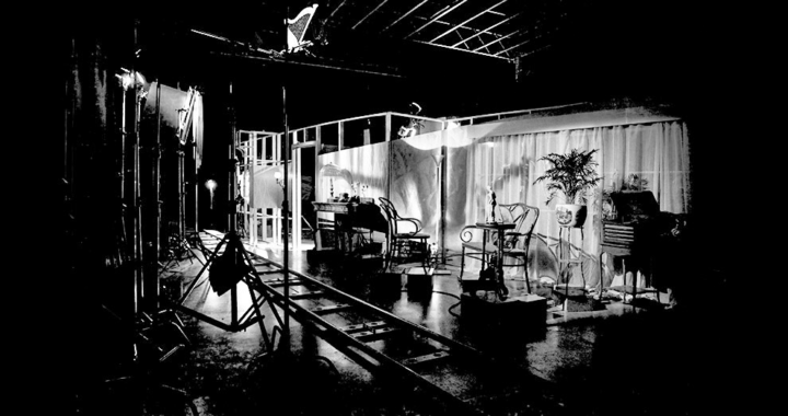 Con una instalación, artista propone reinterpretar la realidad a partir del cine*