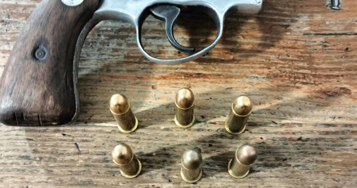 Detienen a mujer que portaba un arma de fuego