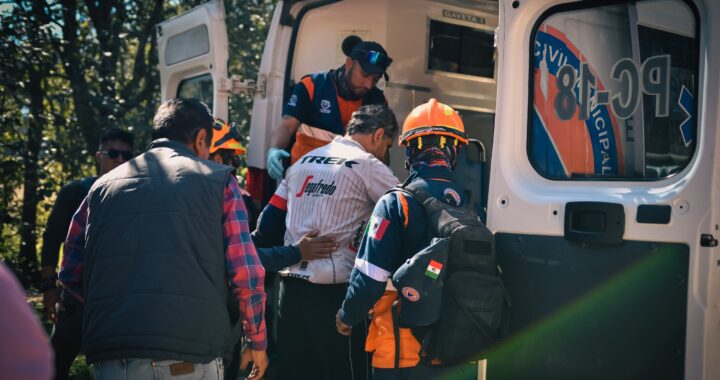 Rescatan a ciclista después de 14 horas de trabajo