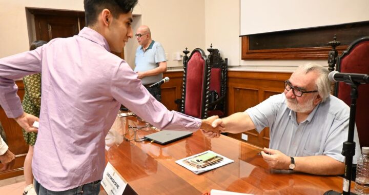 Se presenta el libro Ensayos en espiral en charlas y conferencias con la comunidad estudiantil de la UG