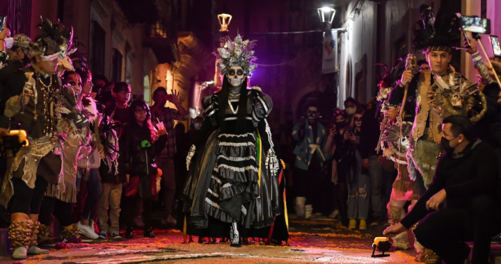 Más de 20 mil asistentes al desfile de Calaveras y Catrinas