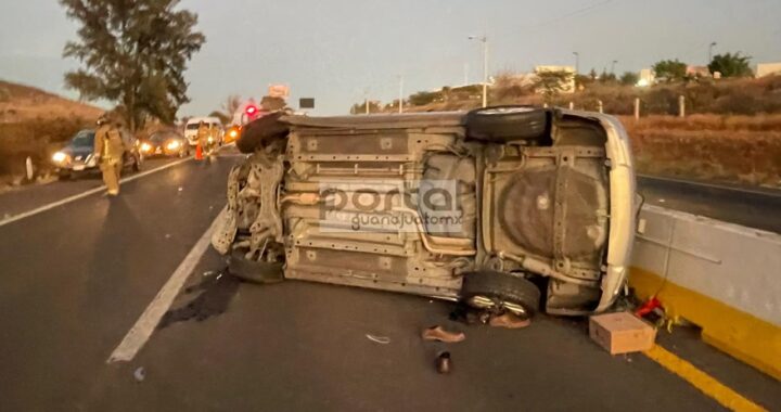 Vuelca a vehículo en la autopista