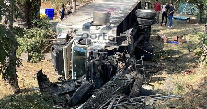 Se queda camión sin frenos y vuelca dentro de una casa