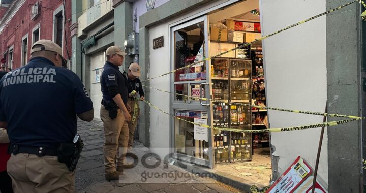 Pierde el control del volante y choca contra tienda