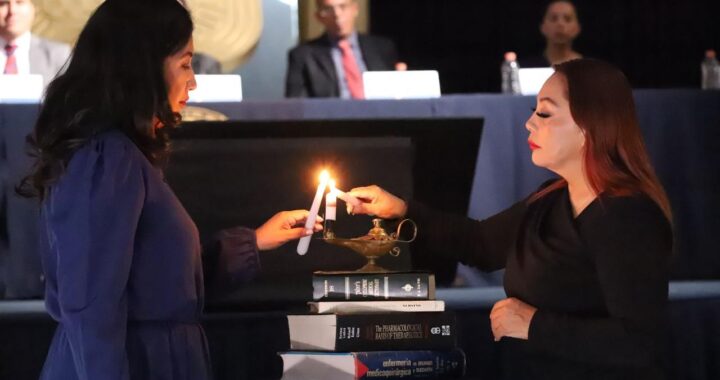 Egresadas y egresados UG se comprometen con el Pase de luz y juramento de Enfermería