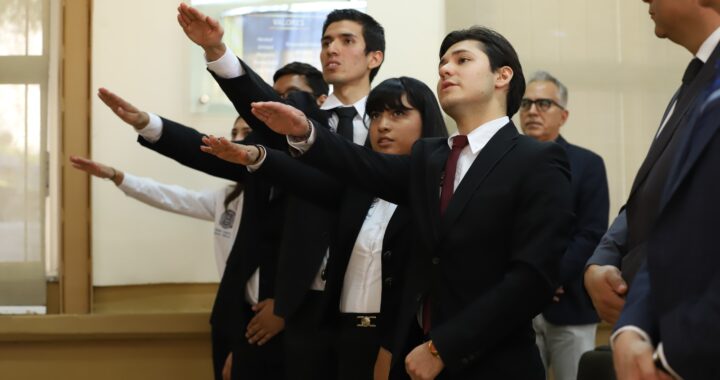 Rinden en UG protesta integrantes del grupo organizado Bee Blue; impulsarán el cuidado del agua