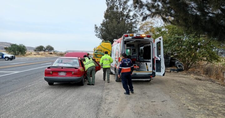Auxilia Protección Civil estatal a familia durante labor de parto en carretera 