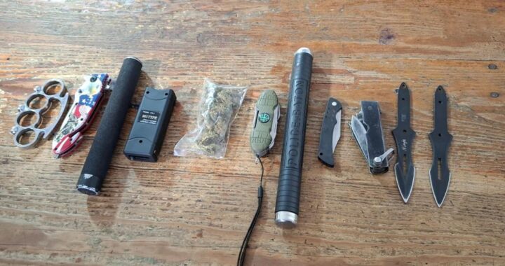 Detienen a dos hombres con armas blancas