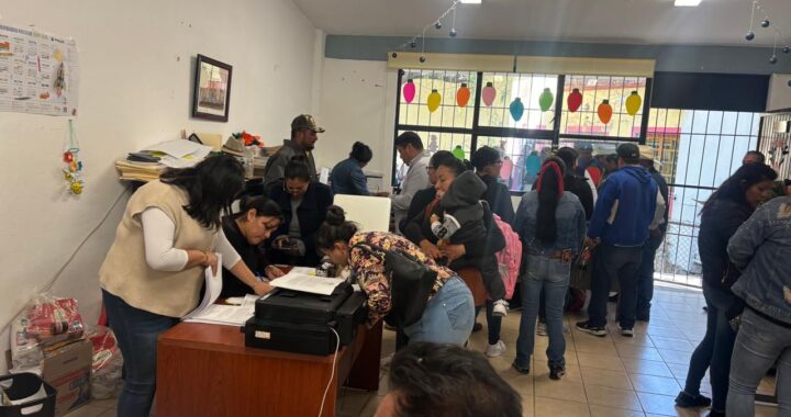 Entregan constancias y sellos oficiales a delegadas y delegados municipales