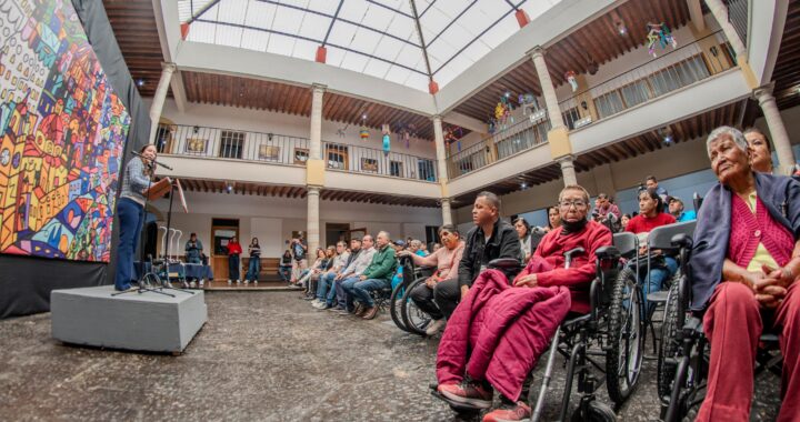 Ayudan a personas de la tercera edad donándoles sillas de ruedas