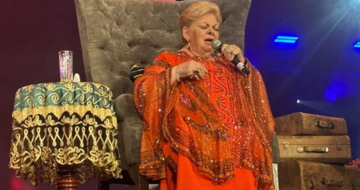 Paquita la del Barrio y el fan de la Industrial