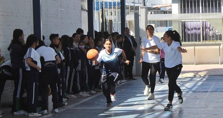 LAS MONARCAS MIELERAS DE GUANAJUATO EXPONEN EXPERIENCIAS Y JUEGAN ANTE EQUIPOS DE LA SECUNDARIA QUANAXHUATO