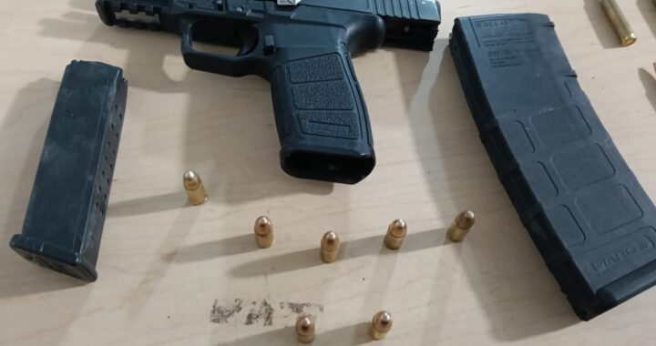 Detienen a conductor de vehículo de alquiler por portación de un arma de fuego