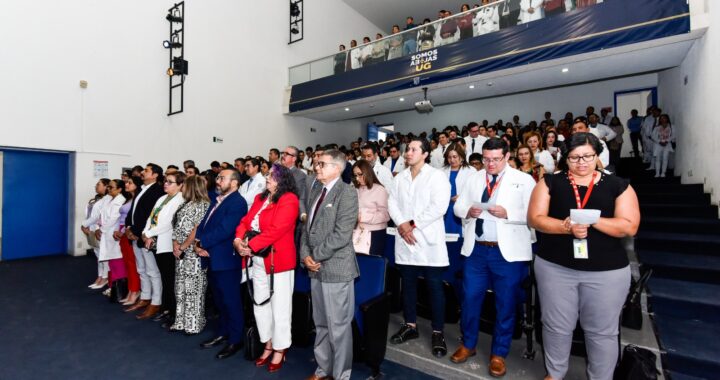 Egresan médicas y médicos especialistas de la Universidad de Guanajuato