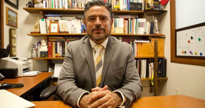La gente cada vez está más convencida en aceptar soluciones no democráticas para problemas nacionales: investigador UG