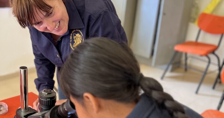 Investigadora UG lleva taller de ciencias a comunidad minera