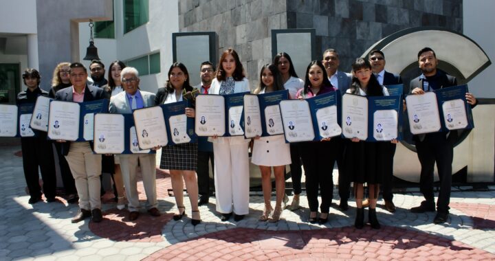 Entregan títulos UG a comunidad egresada de licenciaturas y maestrías de la DICIS