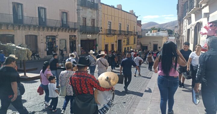 Restringen uso de bocinas a norteños en el centro de Guanajuato y se manifiestan