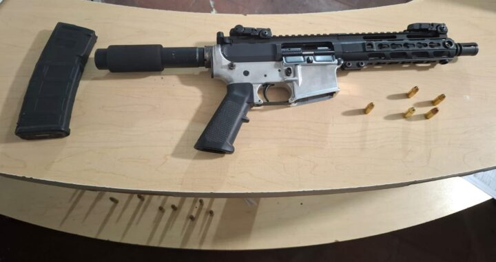 Detienen a tres con dos armas de fuego