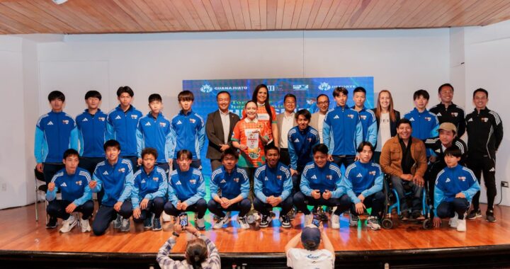 Samantha Smith da la bienvenida a jóvenes futbolistas de Hiroshima