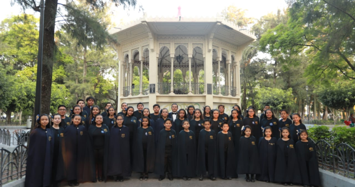 Forma parte del Coro Monumental de la Delegación Regional de Educación V