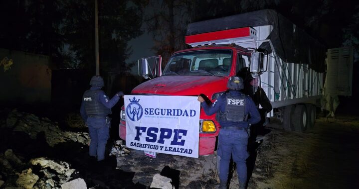Aseguran un tractocamión con 25 mil litros de hidrocarburo en área habitacional de Celaya
