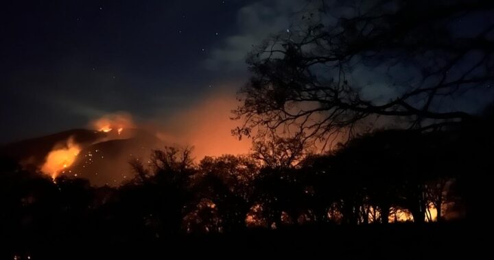 Continúa PC  Estatal labores para controlar incendio forestal en la Sierra de los Agustinos 