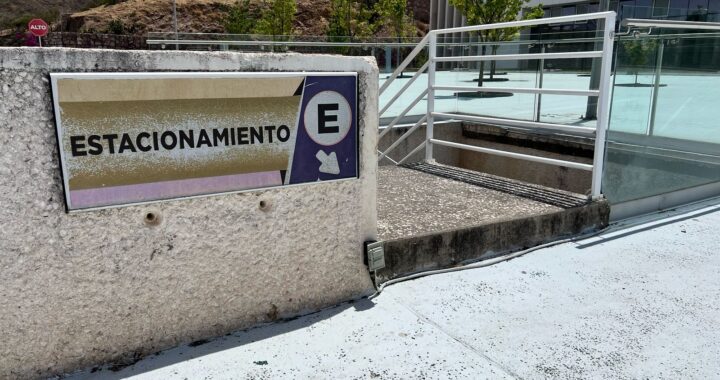 Fallas estructurales en el Congreso, generan daños a vehículos de empleados