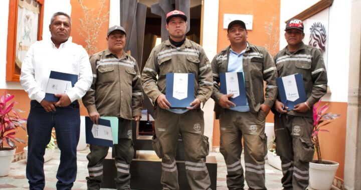 Entregan acreditaciones a trabajadores y ciudadanos, por el cuidado del medio ambiente