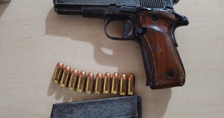 Detiene policía a sujeto con arma de fuego, amenazaba a su familia