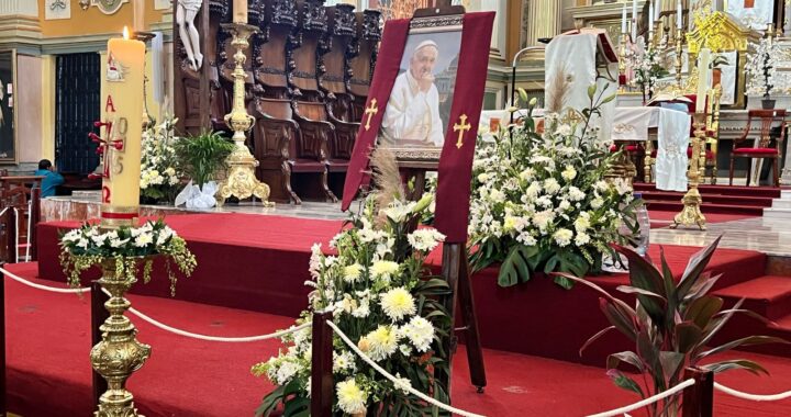 Recuerdan al papa Francisco en la capital, oran por él y realizan repique de campanas de luto