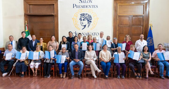 Otorga Ayuntamiento capitalino 20 títulos de concesión a locatarios de mercados municipales