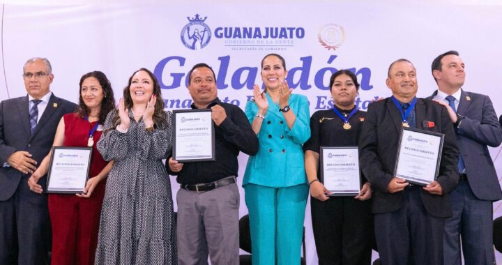 Reconocen la labor de servidores públicos con la entrega del galardón 2025