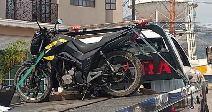 Detienen a hombre que conducía motocicleta con reporte de robo