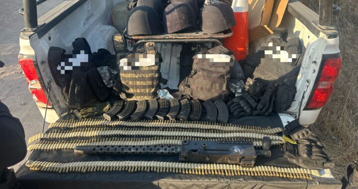 Aseguran arma de alto poder, cartuchos y equipo táctico con insignias de grupo criminal en San Felipe 