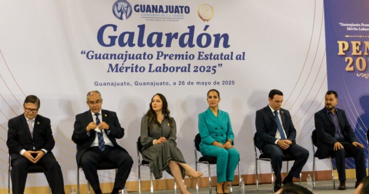 Reconocen equipo de trabajo de la Sala de Lactancia Campus León UG con el Premio Estatal al Mérito Laboral 2025
