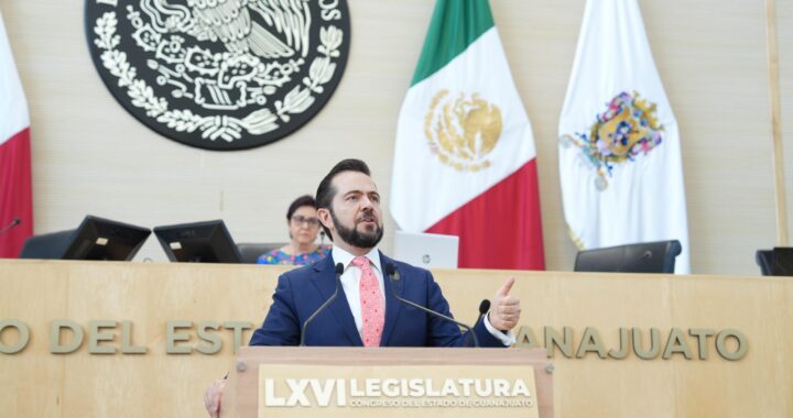 Pide Víctor Zanella limitar el uso de teléfonos en las escuelas