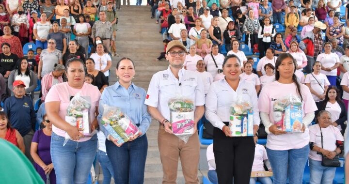 Entrega el DIF municipal 300 despensas para familias de escasos recursos económicos