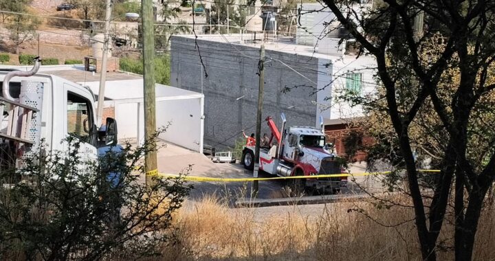 Evacuan a más de 200 personas por volcadura de pipa de gas