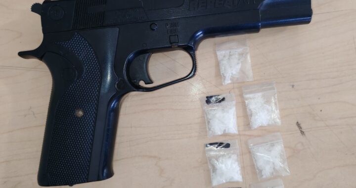 Detienen a dos con réplica de arma de fuego y presunta droga