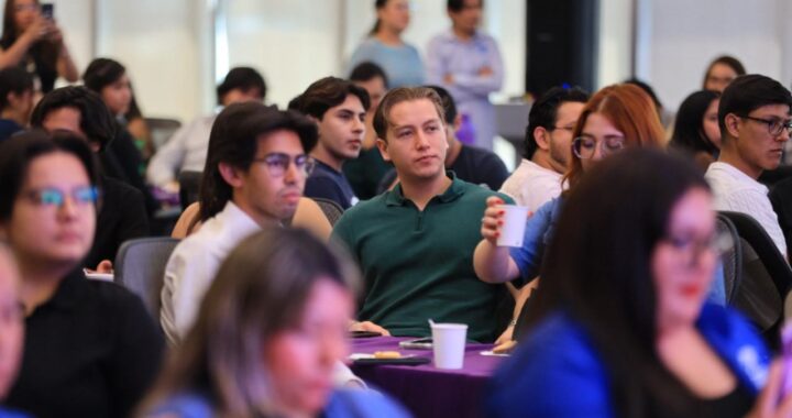 Piden jóvenes mejorar la experiencia del servicio profesional